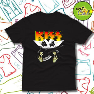 Hot Baby Yoda Hug Kiss Guitar T Shirt